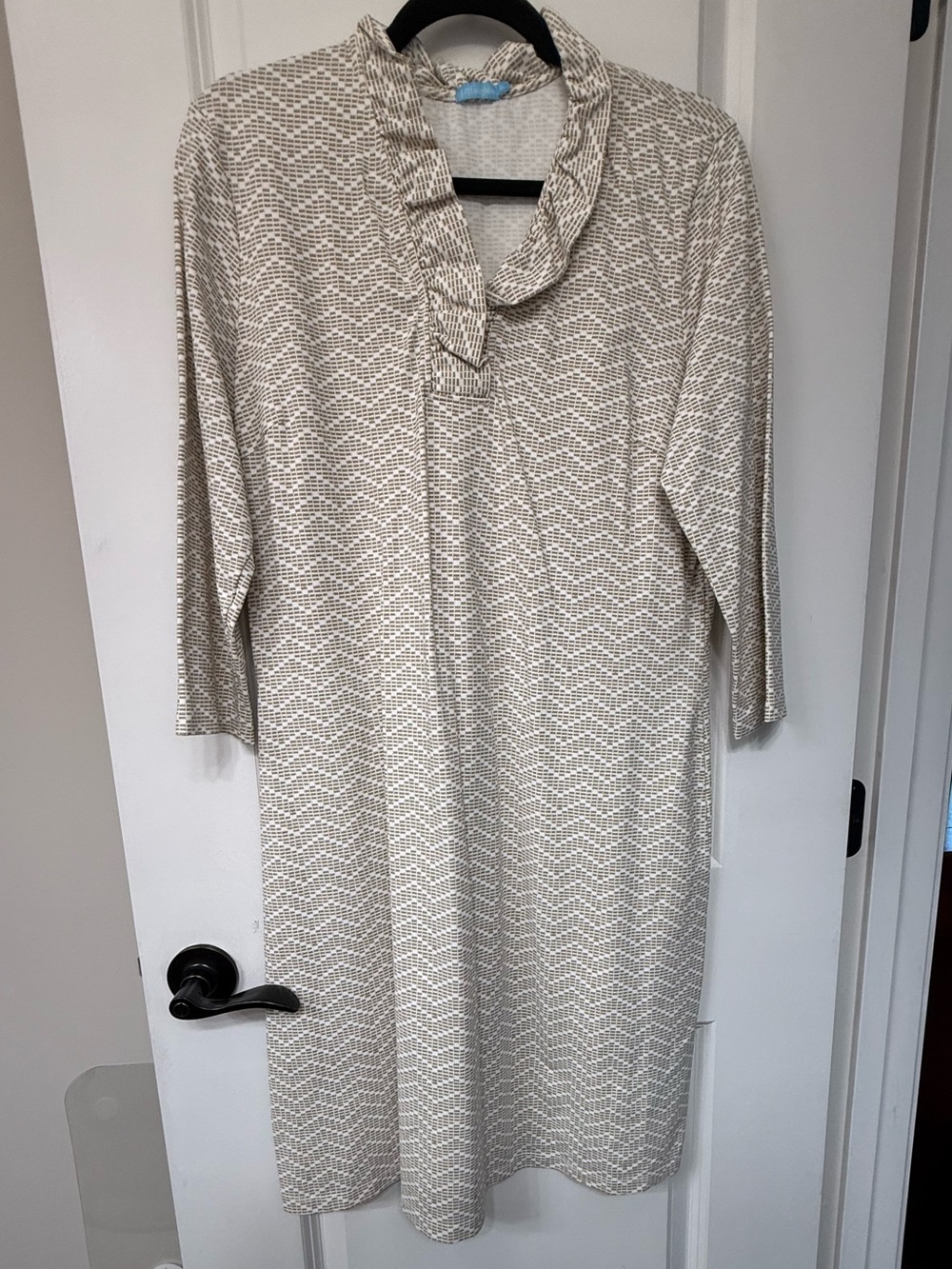 J. McLaughlin beige geometric shift dress with ruffled collar, XL